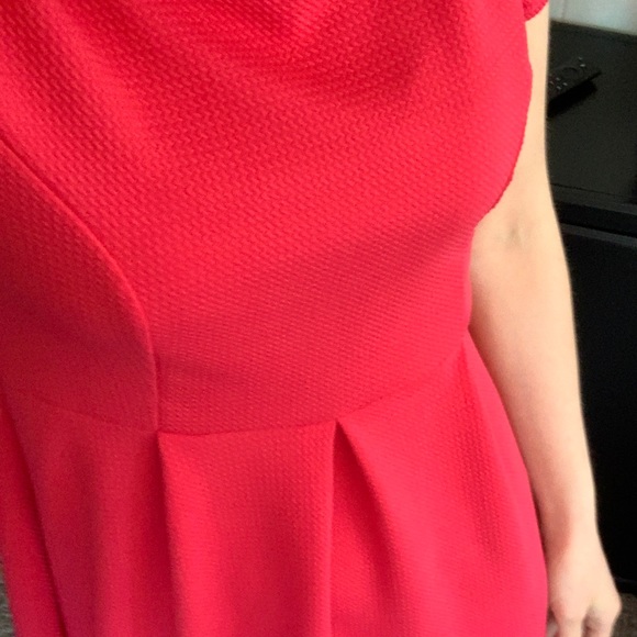 Beautiful fuchsia dress. Slimming waist, scalloped - Picture 4 of 6